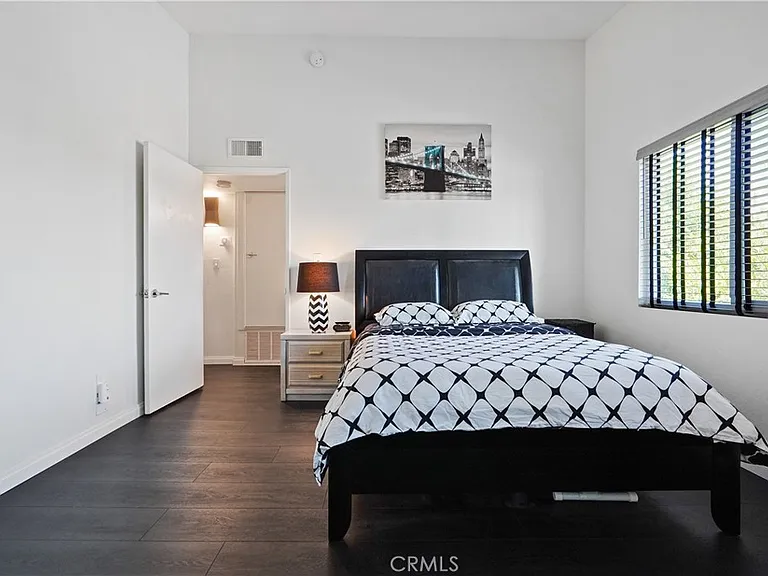 5805 Whitsett Ave #211 — Photo 14