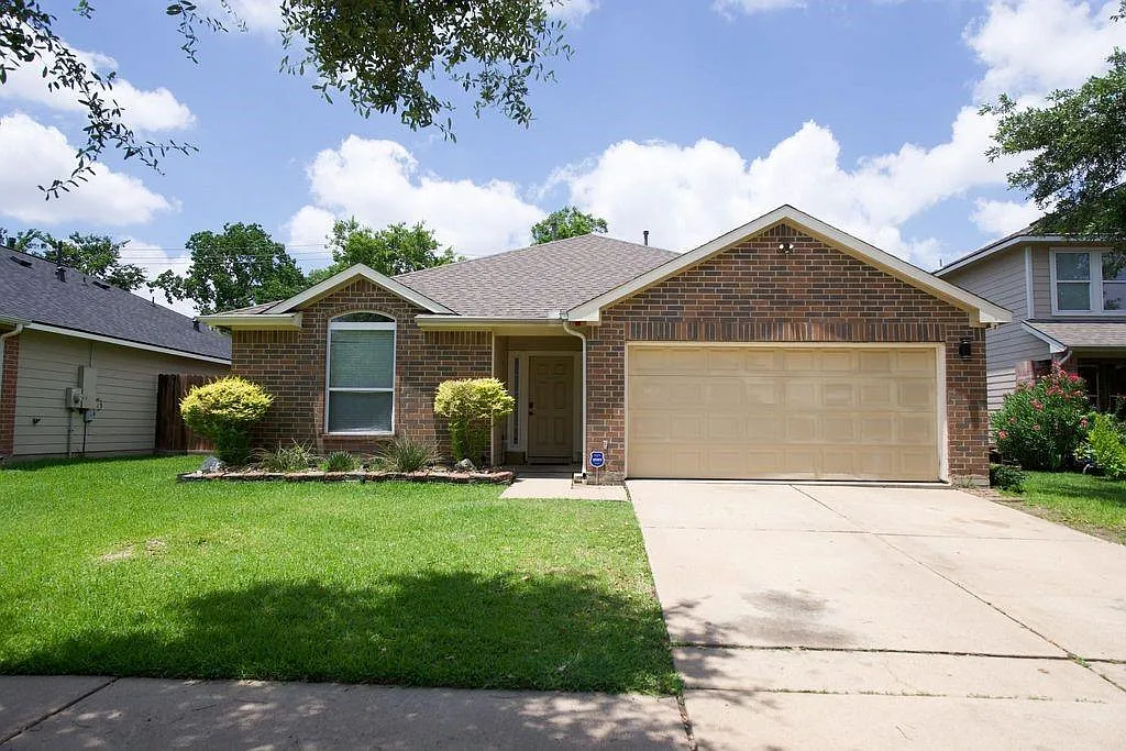 4 bed, 2.0 bath, 1400 sqft, $2,000 — Photo 1
