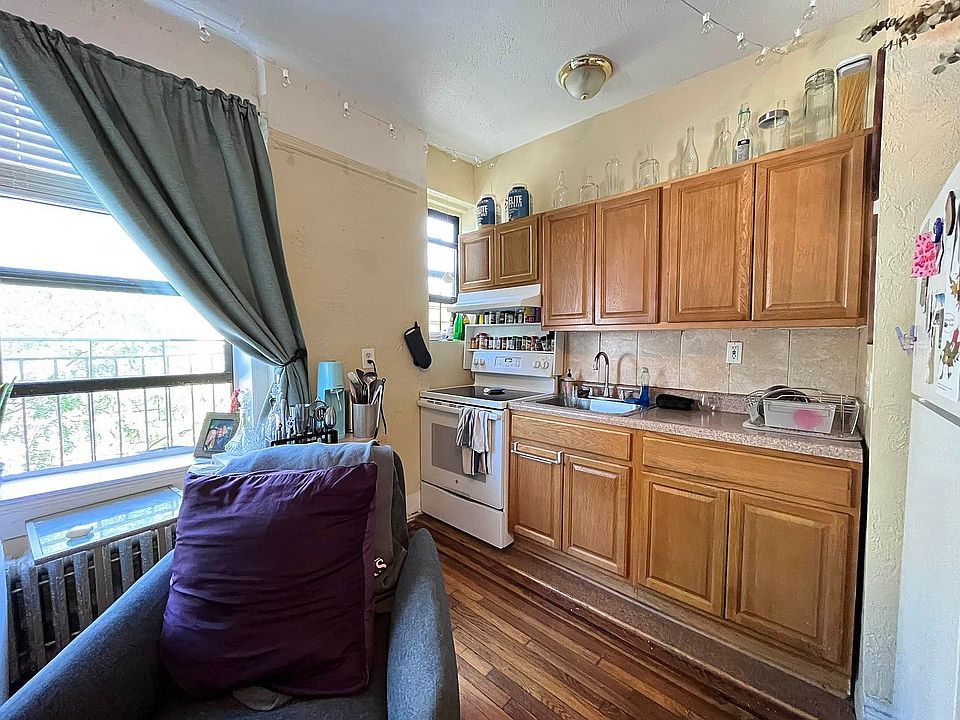 1st image of 520 Lincoln Pl APT 3B