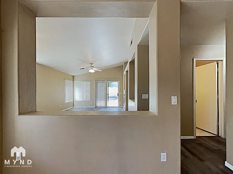 685 E Cantebria Dr — Photo 23