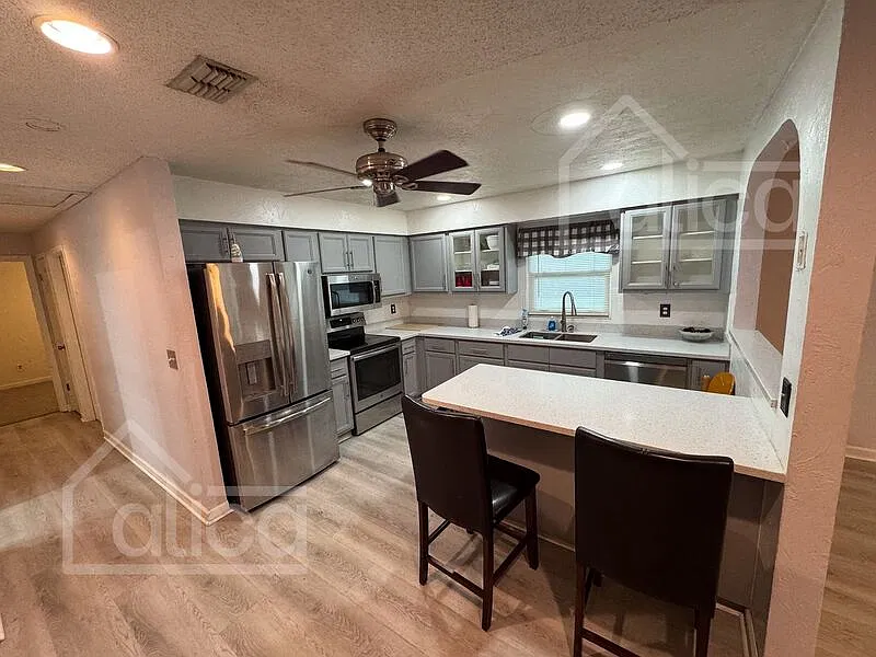 3 bed, 1.0 bath, 1332 sqft, $1,671 — Photo 4