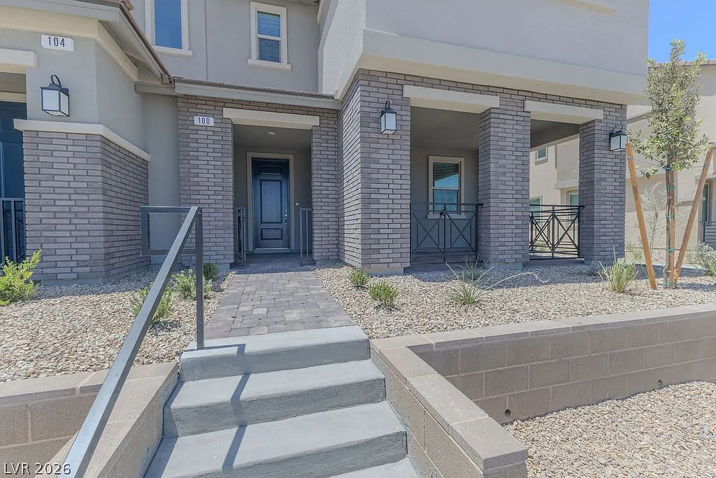 4 bed, 2.5 bath, 1947 sqft, $2,700 — Photo 1