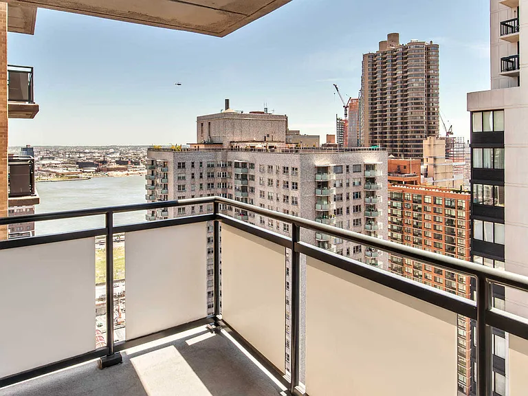 245 E 40th St #18C — Photo 10
