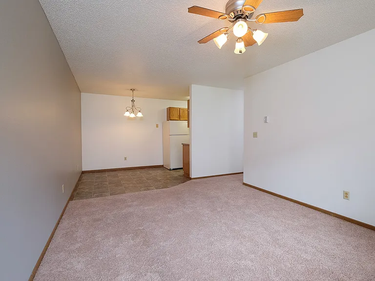 Fargo, ND Carlton Place Apartments | Living