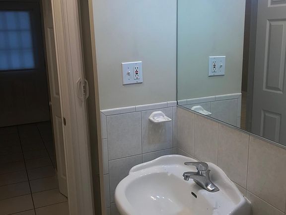 2nd image of 504 Louisa Ave APT 1