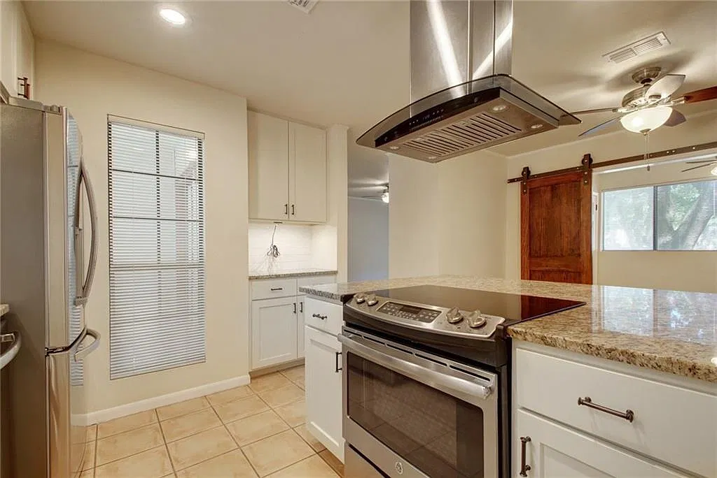 2 bed, 929 sqft, $1,850 — Photo 3