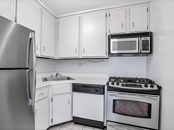 5th image of 333 E 45th St APT 17D