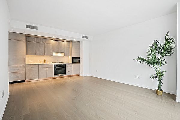 1st image of 1 City Poin APT 21C