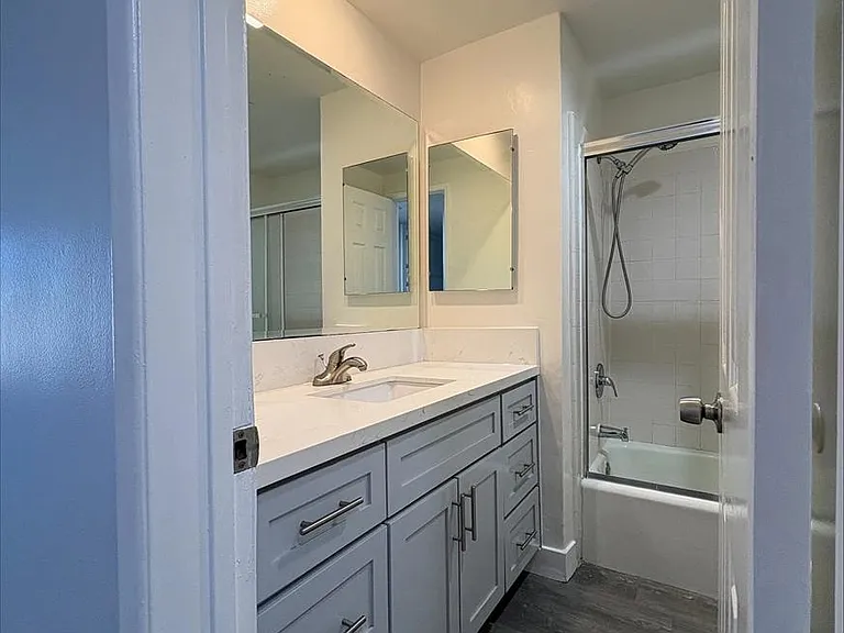 903 W 7th St #6 — Photo 10