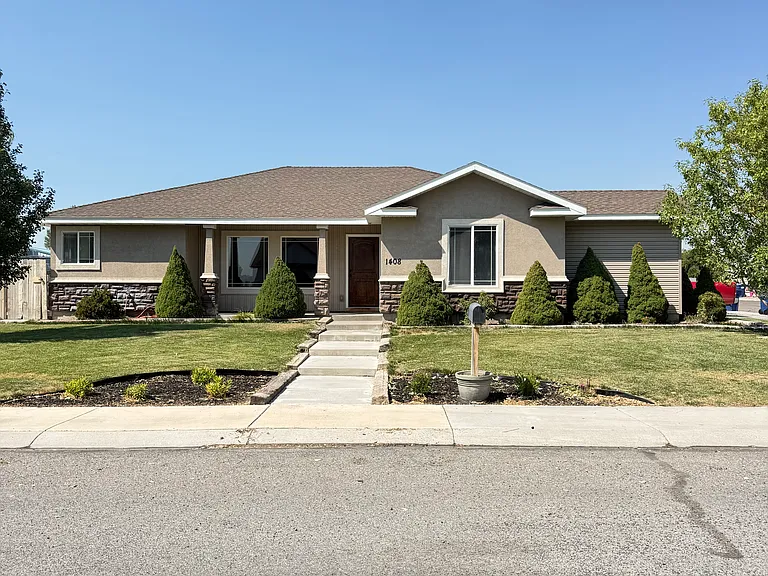 1408 Lauren Ln — Photo 1