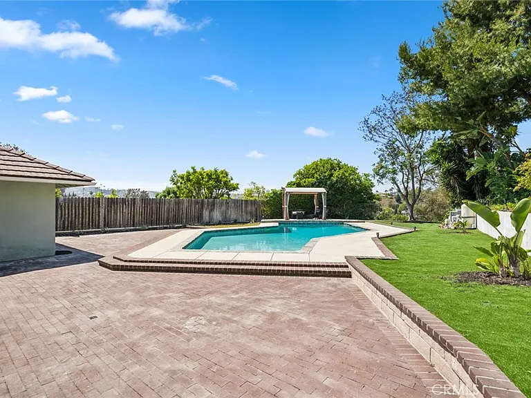 24291 Los Serranos Dr — Photo 21