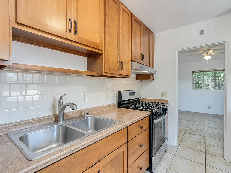 1120 E Waverly St — Photo 12