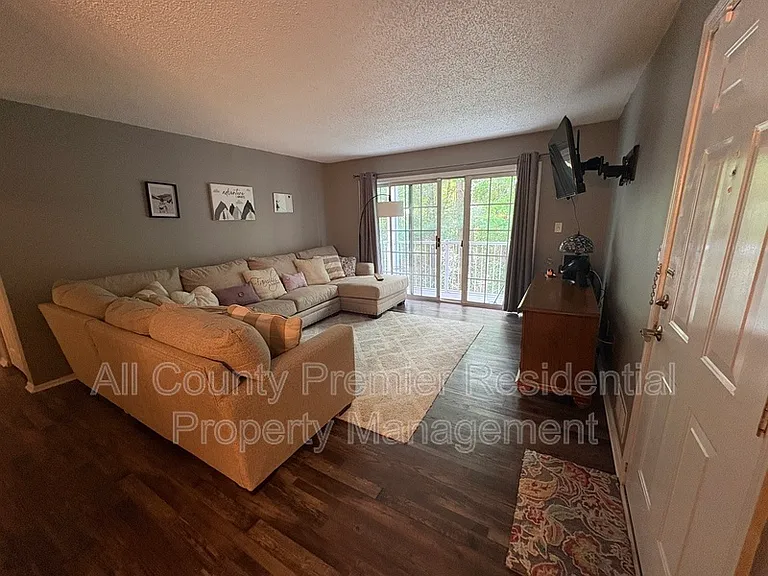 60 Versailles Ct — Photo 4
