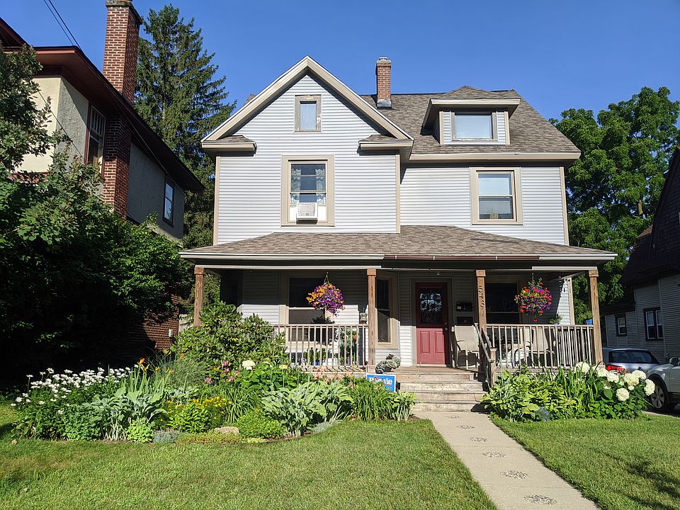 Welcome to this lovely first floor two-bedroom, one bathroom apartment in the heart of Eastown in Grand Rapids, Michigan.