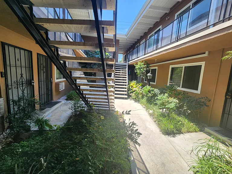 15043 Victory Blvd #11 — Photo 31