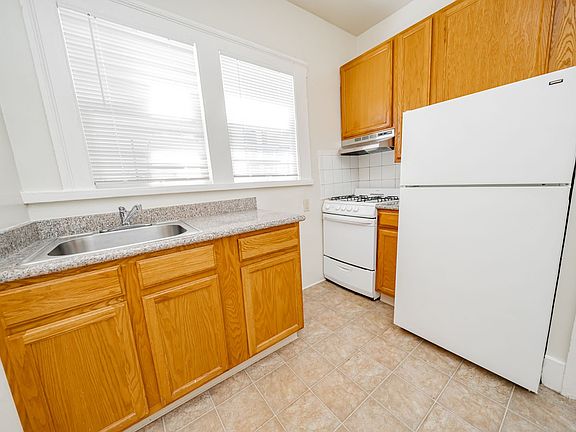 4th image of 133 17th St #7