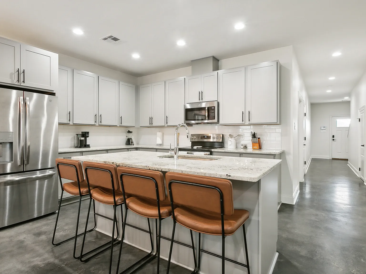 3 bed, $6,675 — Photo 3