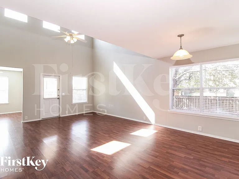 4500 Chris Dr — Photo 6