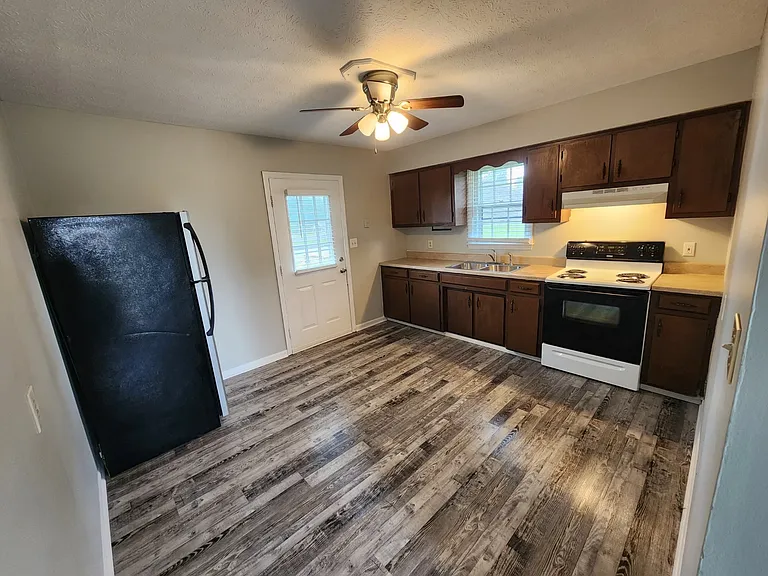 100 Grant Dr — Photo 40