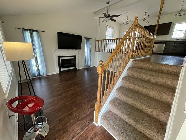 5 bed, 1940 sqft, $3,000 — Photo 2