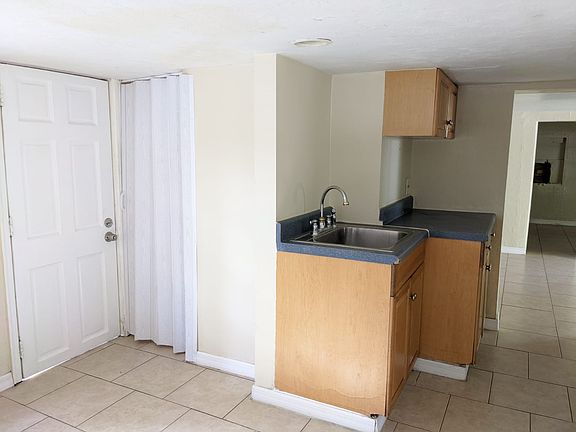 4th image of 502 23rd Ave S