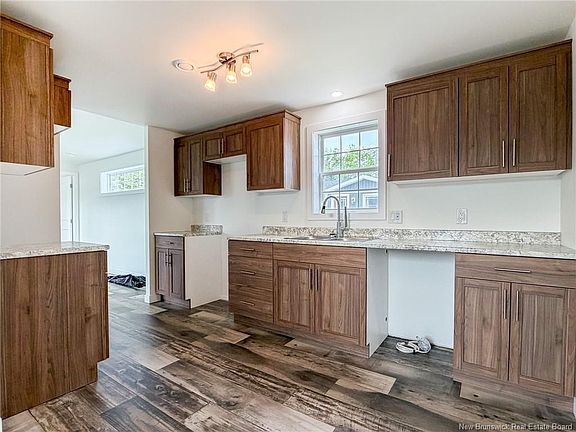 4th image of 25 Luanne Dr