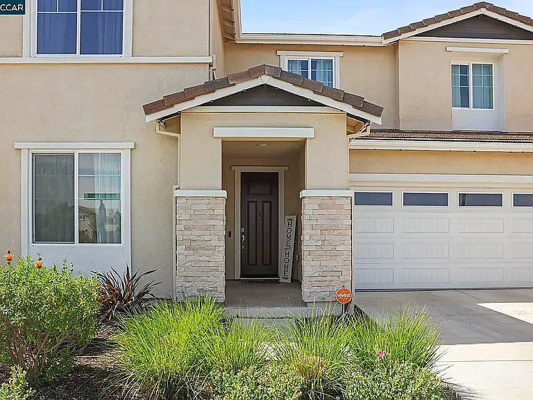 5 bed, 2373 sqft, $3,900 — Photo 2