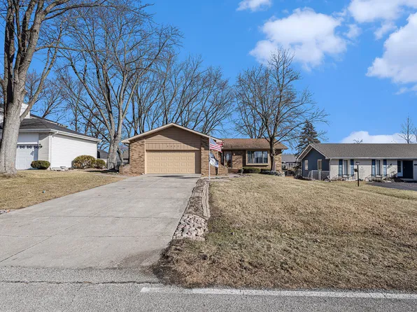 1122 Country Club Dr, Crown Point, IN 46307