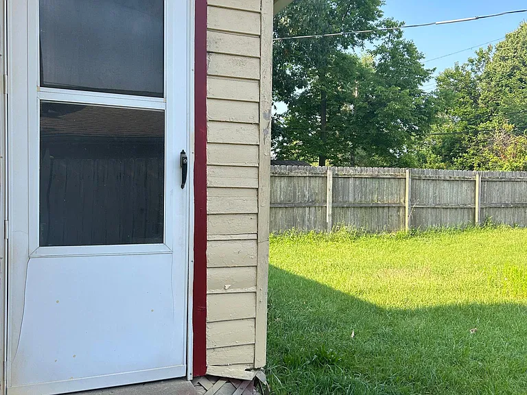 915 Clover St — Photo 4