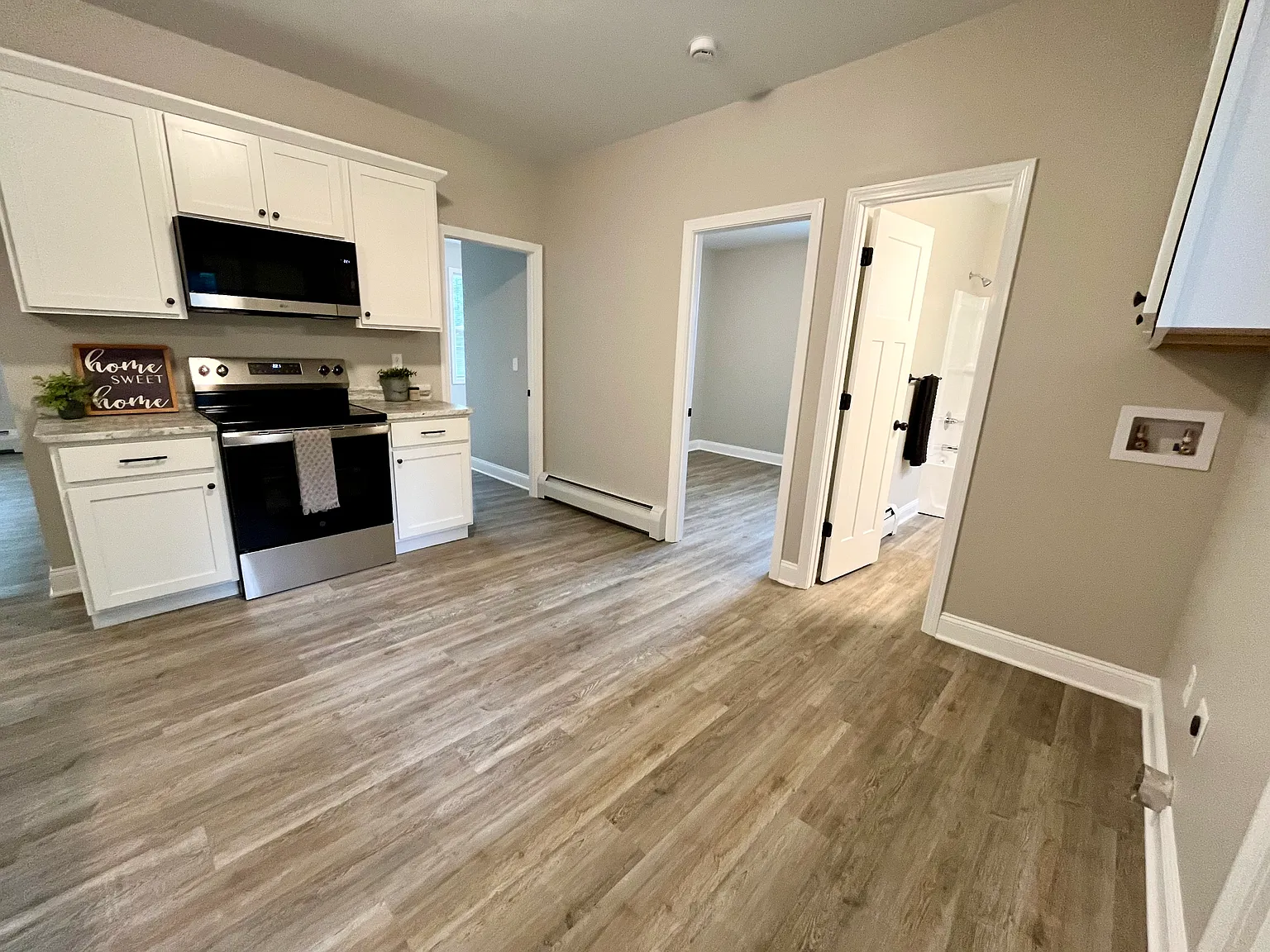 3 bed, 1000 sqft, $2,200 — Photo 4