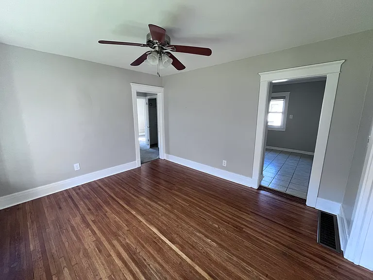 85 Royal Pkwy W — Photo 7