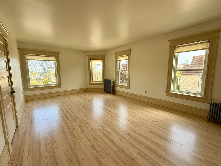 215 N Wisconsin St — Photo 2
