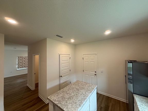 5th image of 80 Silverthorn St