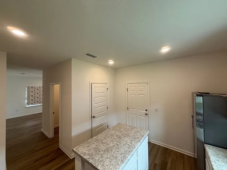 80 Silverthorn St — Photo 5