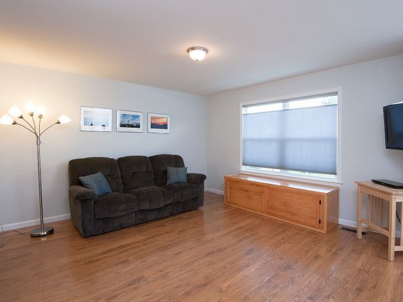 4th image of 222 Forest Ave