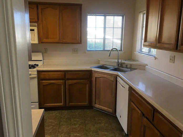 414 Springer Dr — Photo 4