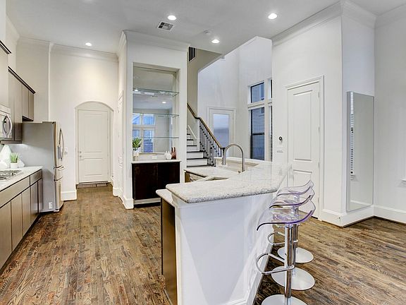 4th image of 5506 Darling St