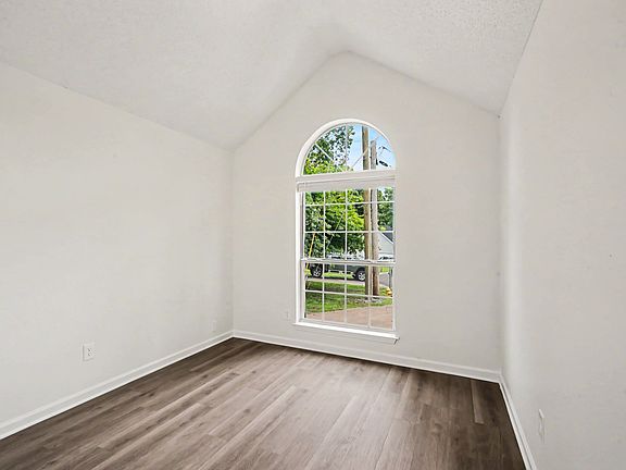 5th image of 111 Cedar Bend Ct