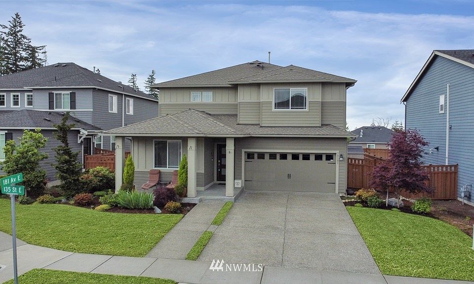 Great curb appeal in this Tehaleh neighborhood home>