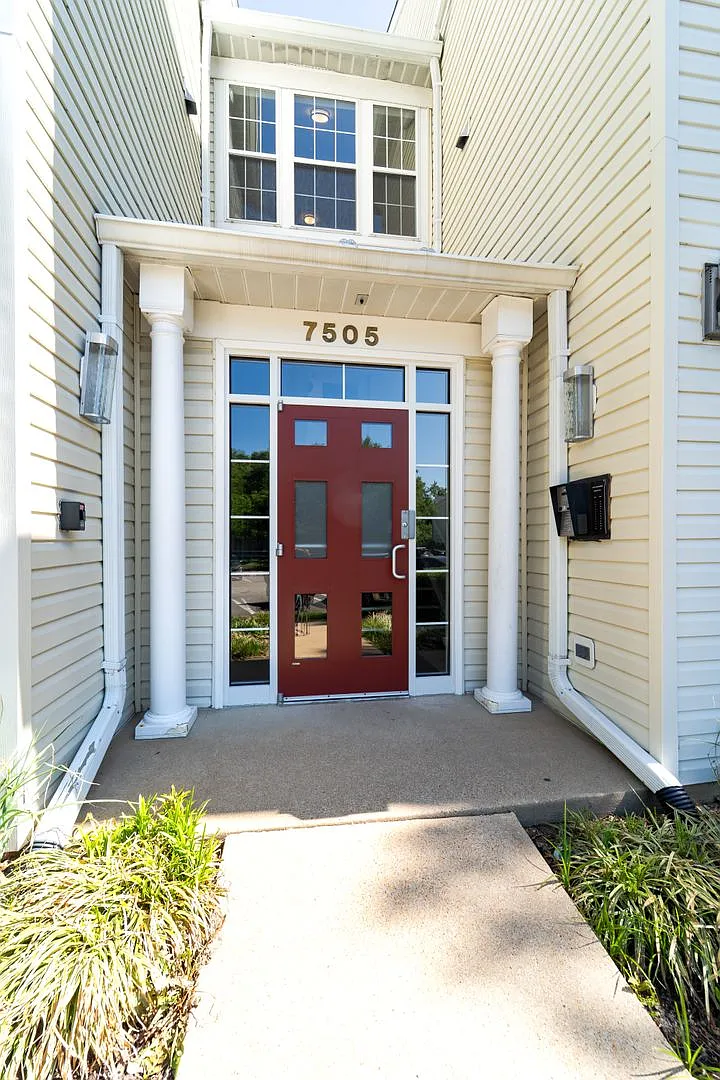 Bright & Updated 2 BD 2 BA Condo Conveniently located in Alexandria, VA — Photo 2