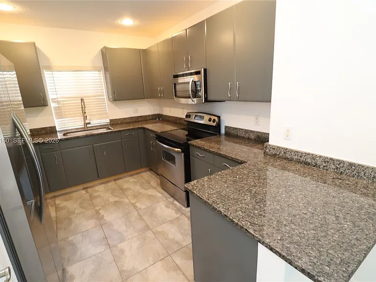 609 NE 28th St #1 — Photo 9