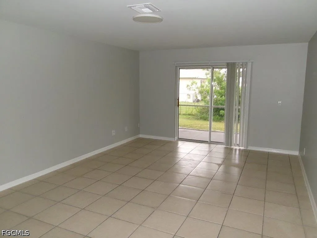 3 bed, 2.0 bath, 2316 sqft, $1,600 — Photo 3