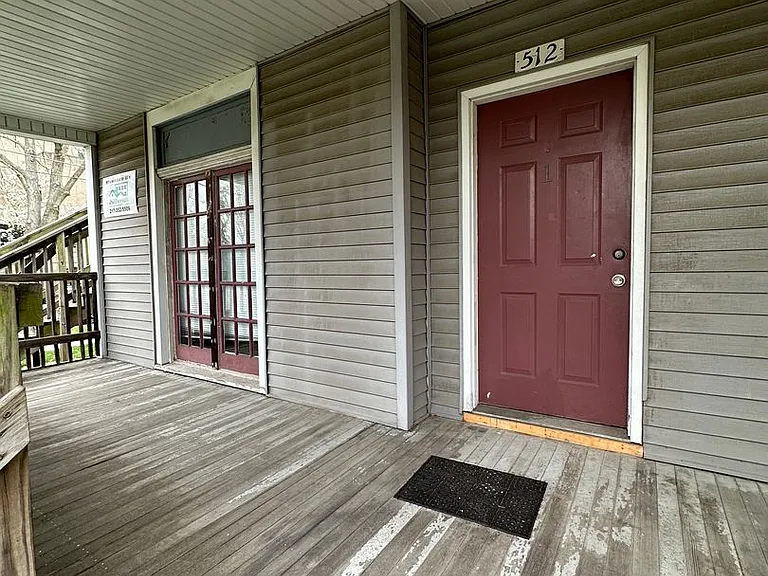 512 W University Ave — Photo 1