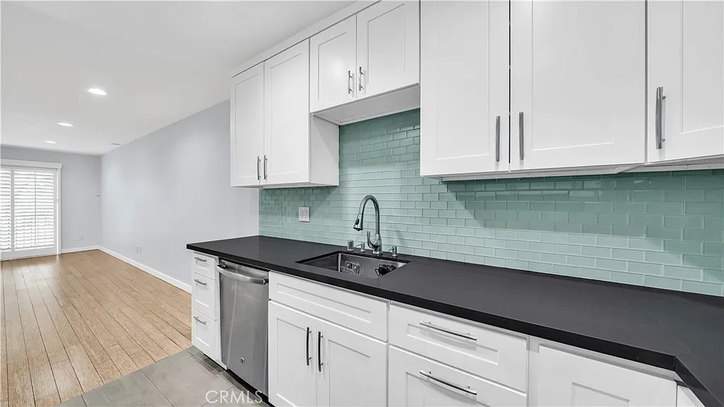 2 bed, 2.5 bath, 1326 sqft, $3,700 — Photo 4