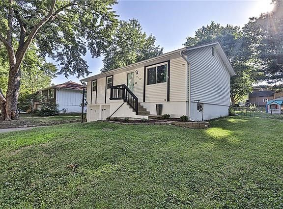 2nd image of 608 NE Sunnybrook Dr
