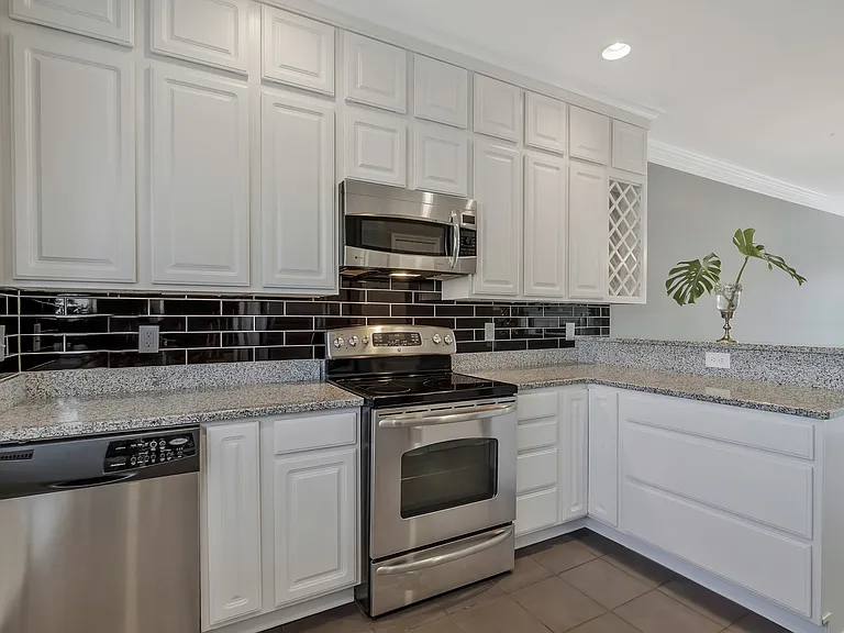 1005 Glendale Ln — Photo 9