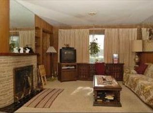 106 S Busse Rd, Mount Prospect, IL 60056