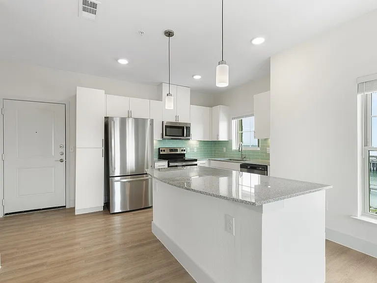 JPAGE-Multifamily-LighthousePointe-1413-2438