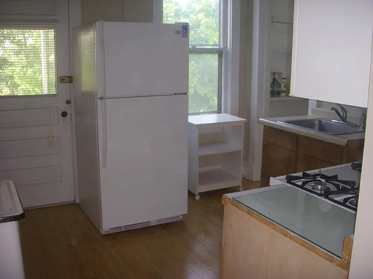 928 E 6th St #5 — Photo 5