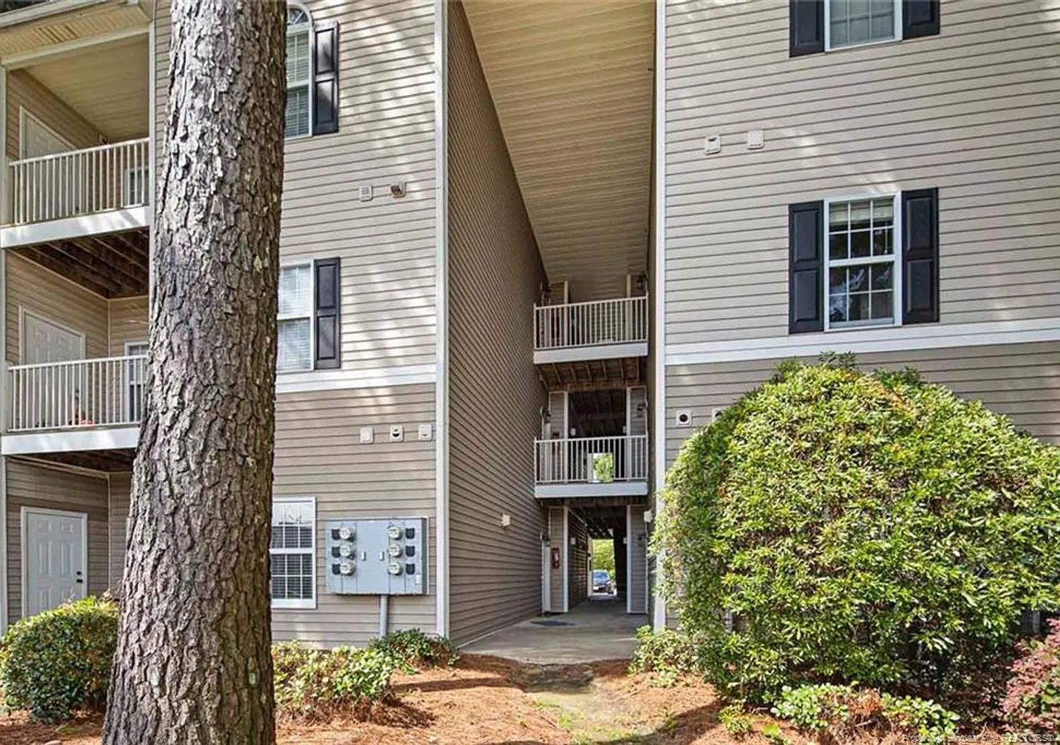 Recently reduced beautiful 2Bed/2Bath condo available now. Also featuring a move in special of 1/... — Photo 3